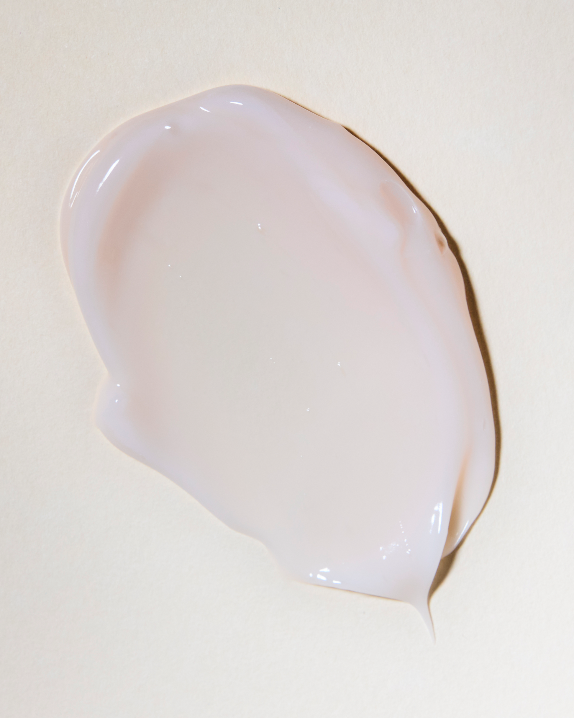 White ceramic heart-shaped dish on a beige background|variant:93-oz,18-oz