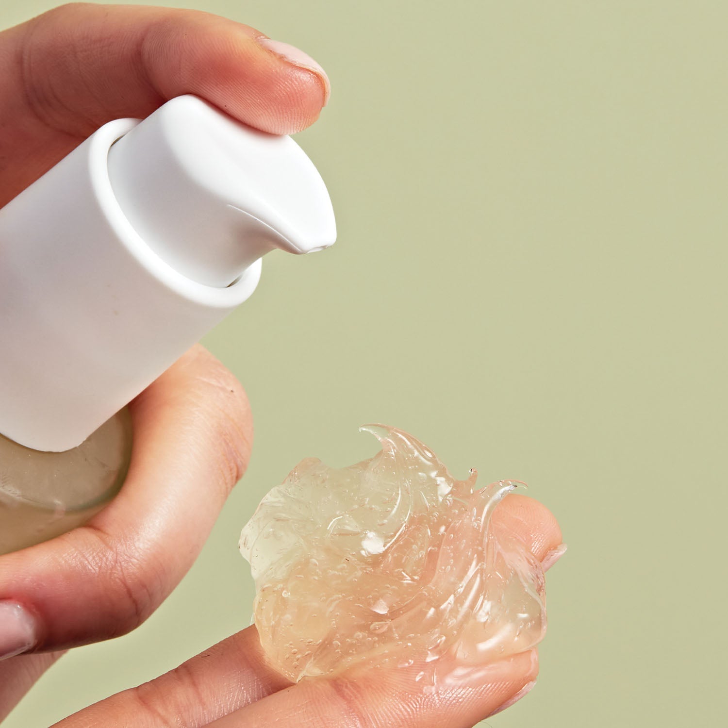 Applying rahua aloe vera to the hair